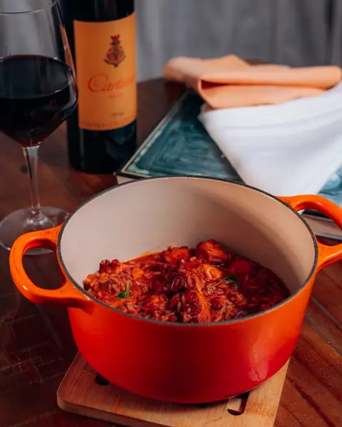Arroz de polvo na panela, com vinho tinto português