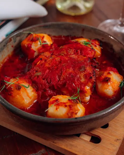 Peixe com batatas ao molho de tomate