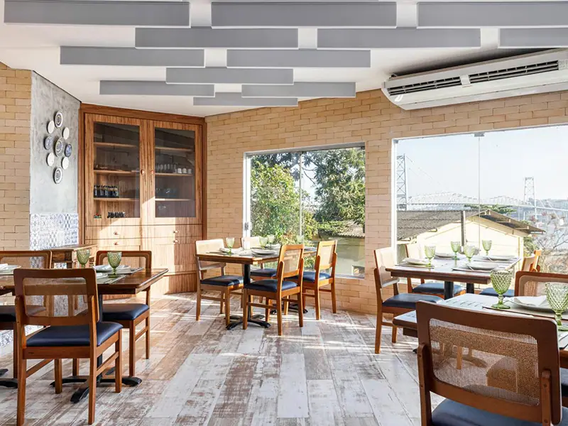 Salão da Taberna Ibérica com a Ponte Hercílio Luz vista pela janela
